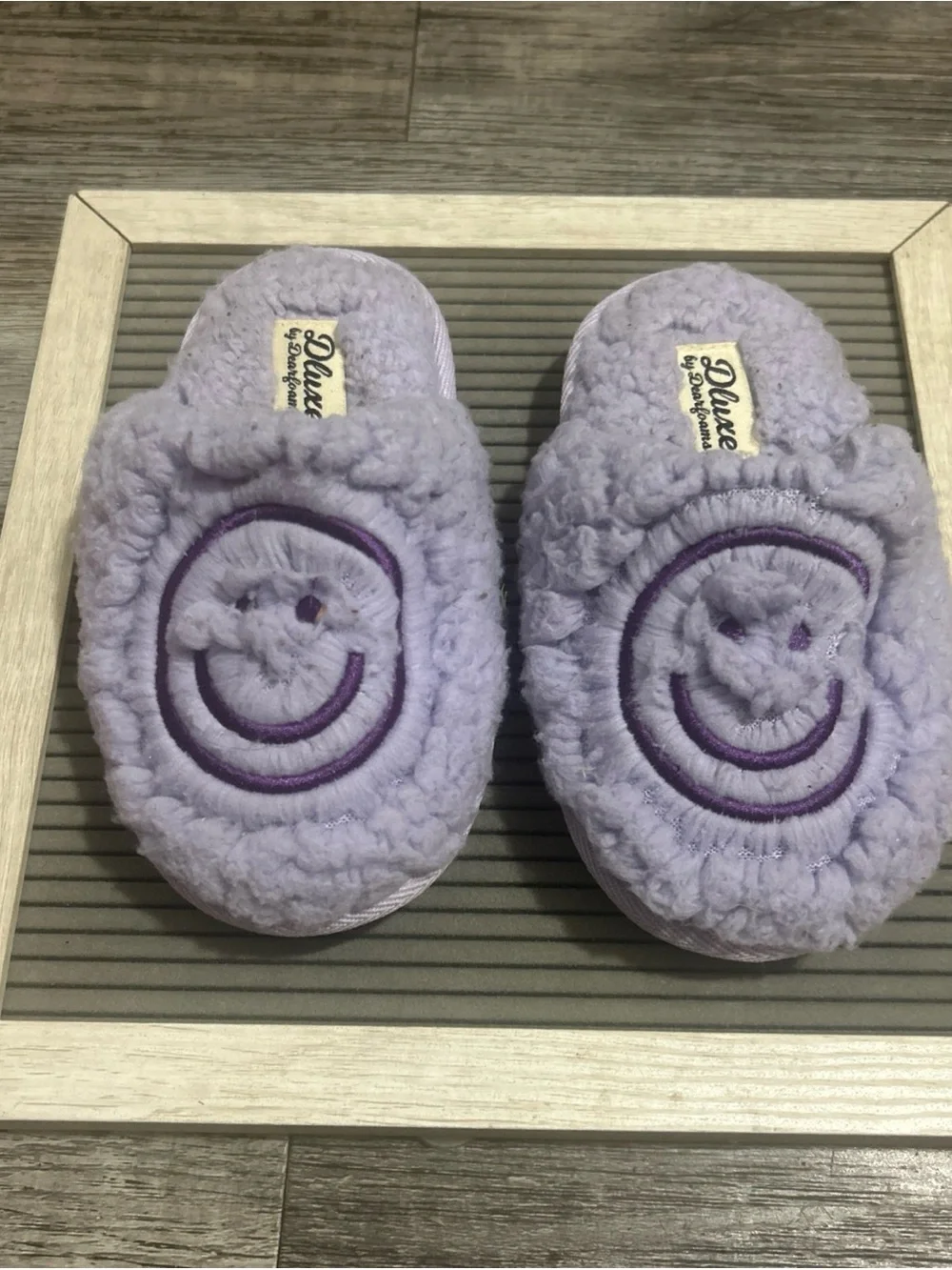 dearfoams Lavender Plush Smiley Kids Slippers size 6/7